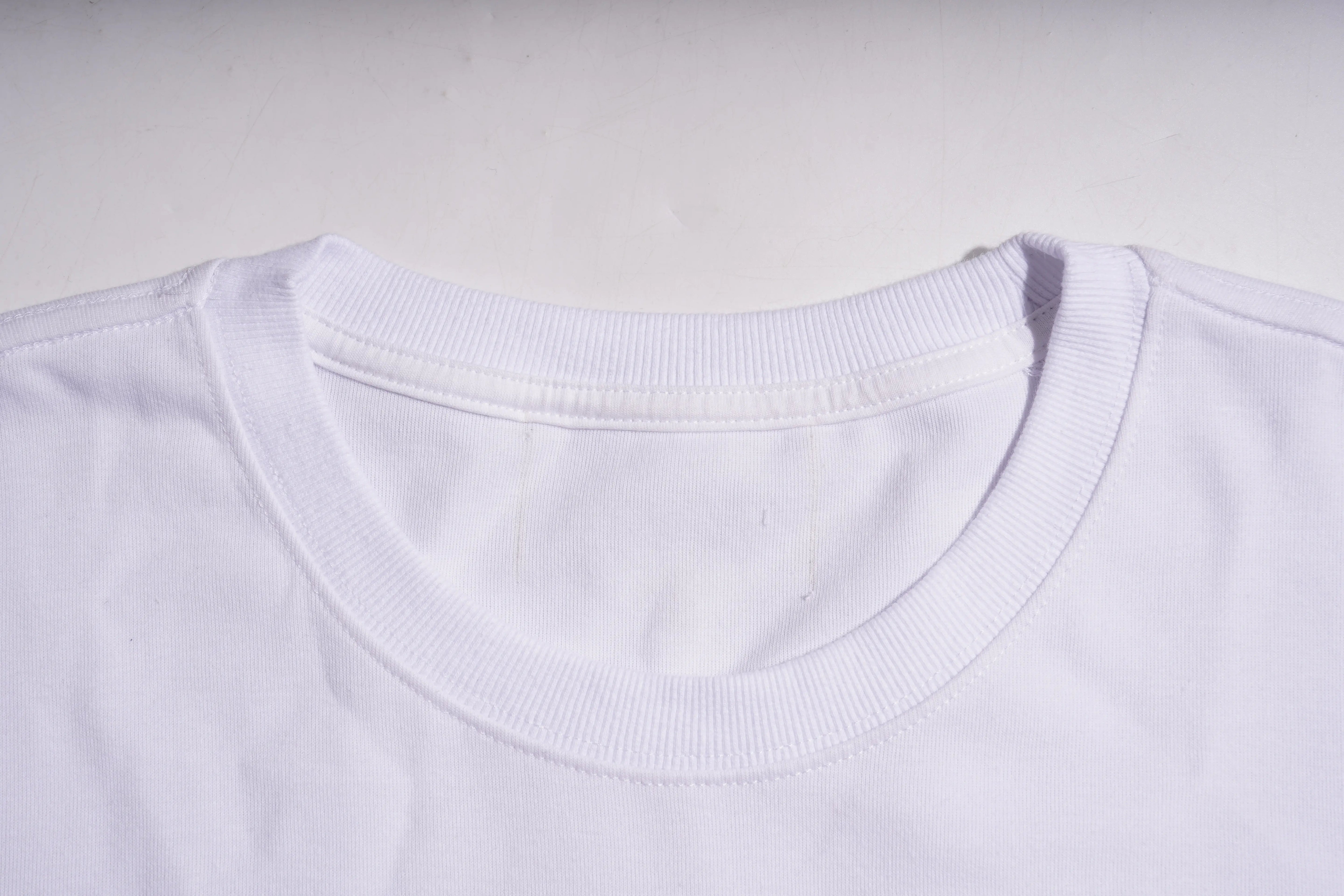 Close-up of a white shirt collar on a light gray background TCH BOY Rhinestone Bear Sweatshirt-7